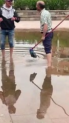 Vecinos de La Victoria tratan de desatascar las alcantarillas de la plaza de La Solidaridad