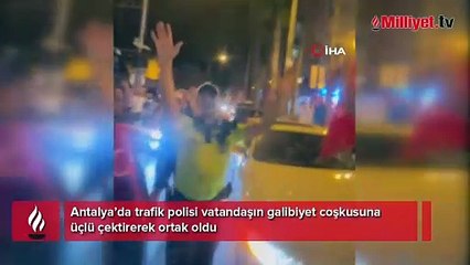 Trafik polisi vatandaşın galibiyet coşkusuna üçlü çektirerek ortak oldu