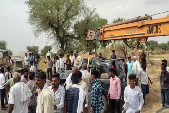 ट्रेलर व लग्जरी कार की भिड़ंत में कार सवार दो युवकों की मौत