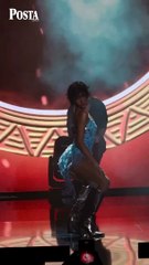 Zeynep Bastık cesur elbisesiyle sahnede dans şovu yaptı