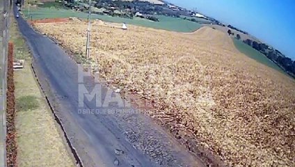 Câmeras registram acidente brutal: ciclista é arremessada ao ser atingida por carro