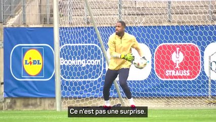 Bleus - Samba et Areola admiratifs de Maignan