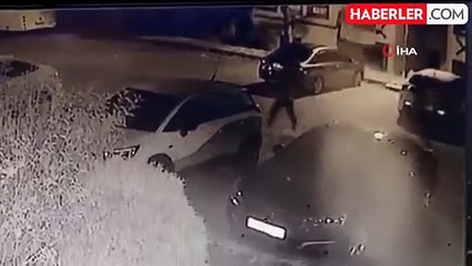 Elindeki sopayla park halindeki otomobilin camını kırdı