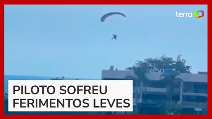 Parapente cai no mar na praia do Vidigal no Rio de Janeiro