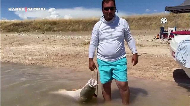 Amatör balıkçı hayatının avını gerçekleştirdi: Tam 39 kilo ağırlığında turna balığı yakaladı