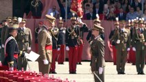 Con un sentido abrazo de su padre, la princesa Leonor acaba su formación militar en Zaragoza