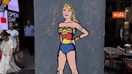 Meloni diventa Wonder Woman, il murale in slip dell'Europa e fiamma tricolore tatuata a Milano