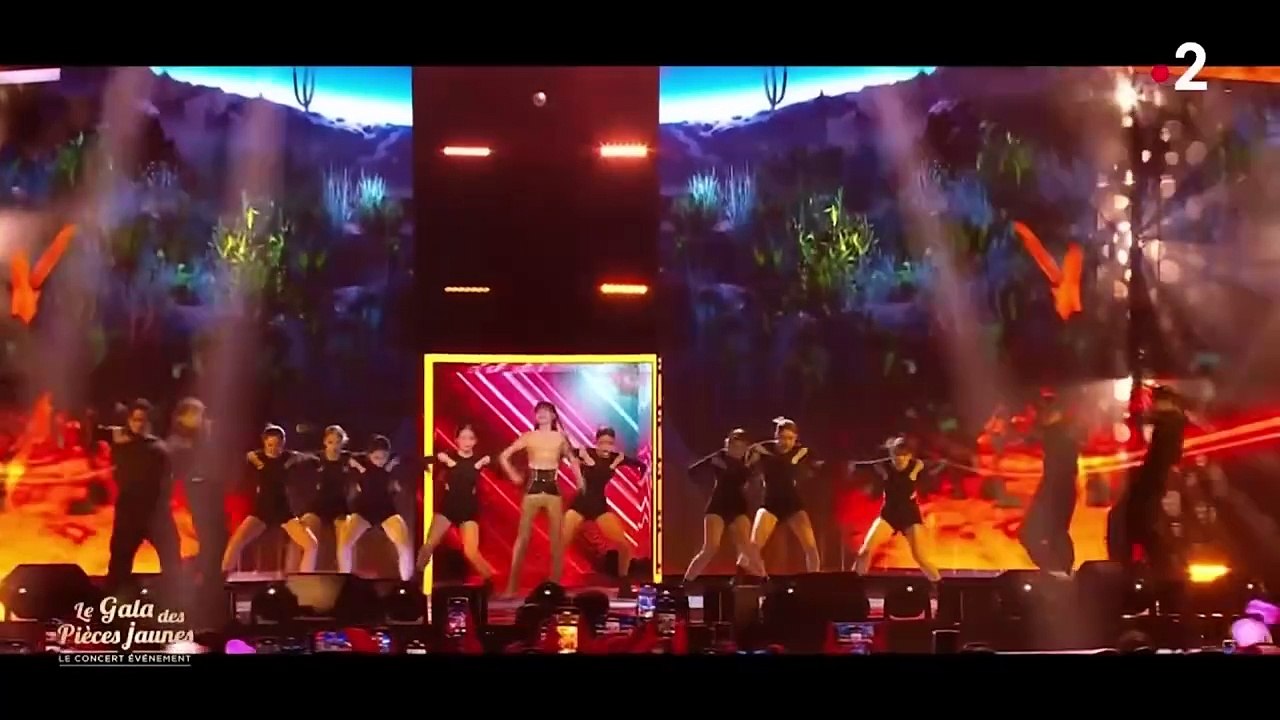 LISA (Blackpink) 'Lalisa' et 'Money' - Le Gala des Pièces jaunes