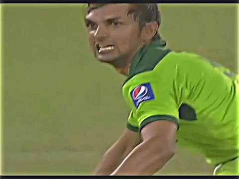 کرکٹ شائقین حاضر ہو۔ یہ میچ کس کو یاد ہے۔؟؟؟؟یہ بیٹسمین کون ہے؟؟؟اس میچ کے بعد یہ کہاں چلا گیا؟؟؟؟اور اجکل کس حال میں ہے؟؟؟؟ کمنٹ میں ضرور بتائیں