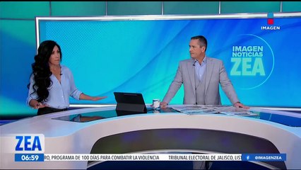 Jóvenes intentan cruzar una avenida inundada pero todo les sale mal