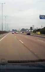 Carro capota enquanto era rebocado na freeway