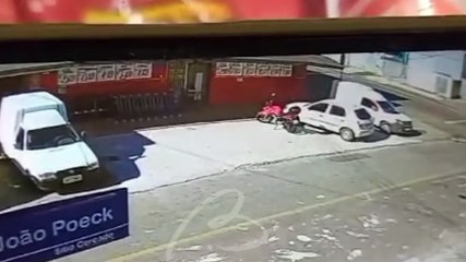 Idosa é arrastada por carro ao tentar impedir furto em loja; veja o vídeo