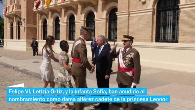 La princesa Leonor recibe, de manos de su padre, el despacho de alférez y acaba su formación militar en Zaragoza