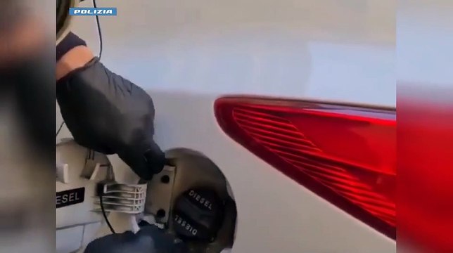 La cocaina nascosta nello sportello del serbatoio dell'auto: arrestato un pusher 28enne a Milano