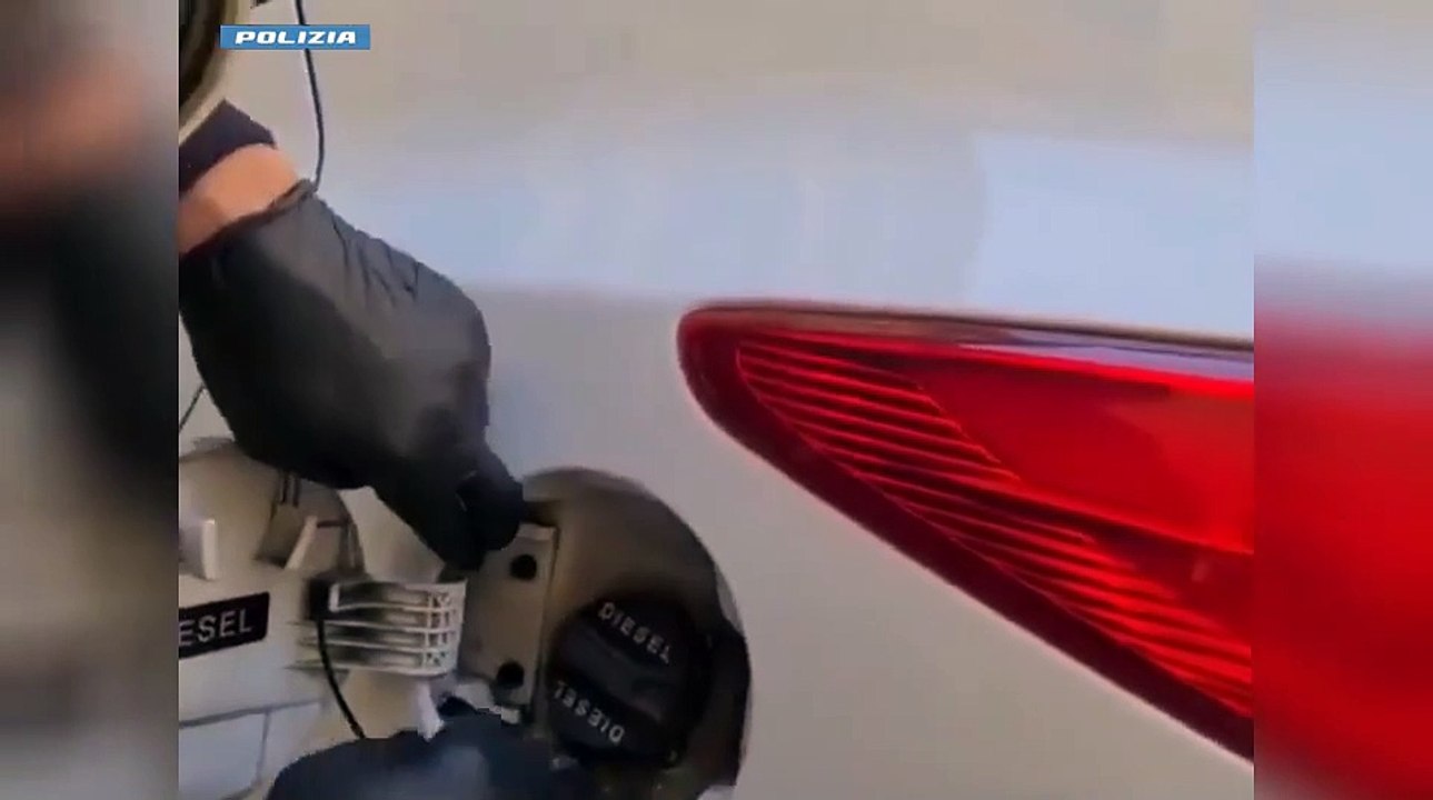 La cocaina nascosta nello sportello del serbatoio dell'auto: arrestato un pusher 28enne a Milano