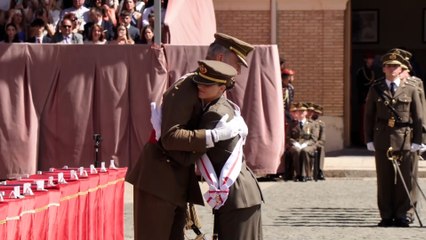Ya es dama alférez: el rey Felipe se funde en un abrazo con la princesa Leonor en Zaragoza