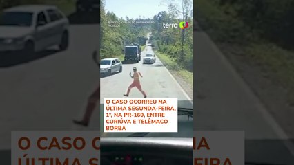 Funcionário de obra em rodovia escapa por pouco de ser atropelado por caminhão no Paraná #shorts