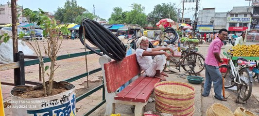अतिक्रमण हटाकर किया गया सौंदर्यीकरण, व्यापारियों ने फिर सजा ली दुकानें