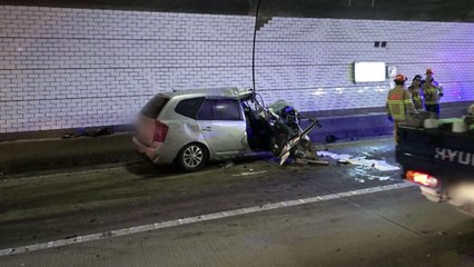 통영대전고속도로에서 차량 4대 추돌...4명 이송 / YTN