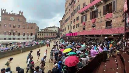 Siena, diluvio sul Campo: Palio rimandato per la seconda volta