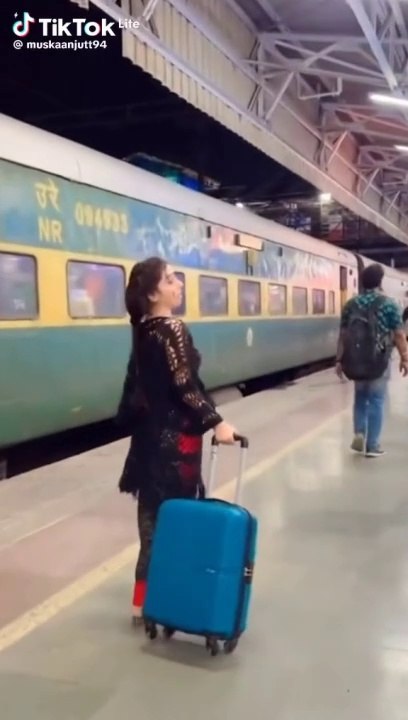 Are tu dekhte hi humko Pasand a gai.