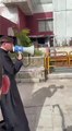 Il prete anti-clan con il megafono nella piazza di spaccio di Pianura