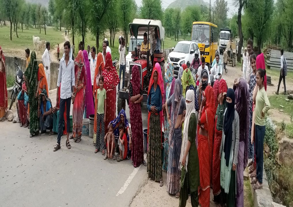 जल संकट से परेशान महिलाओं ने एसएच-52 पर पौन घंटे तक लगाया जाम....देखें यह वीडियो