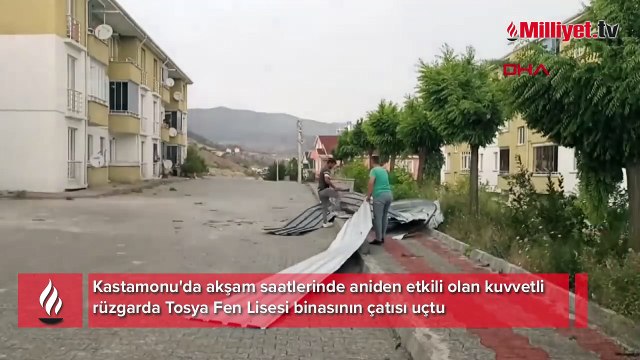 Tosya'da fırtına etkili oldu; lisenin çatısı uçtu, o anlar kamerada