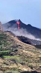 Eruzione Vulcanica con Flusso di Lava e Densa Nube di Fumo