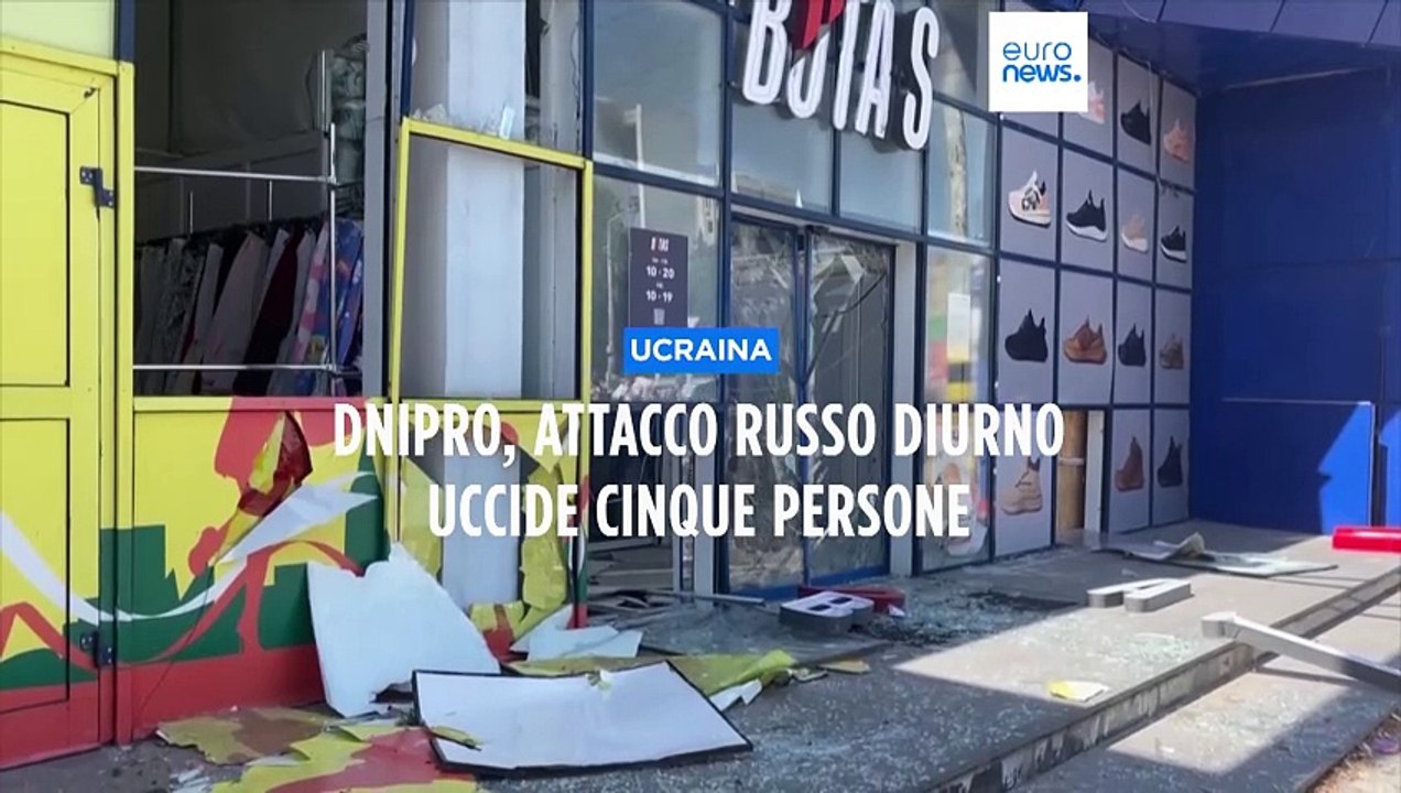 Guerra in Ucraina, bombe russe su un centro commerciale a Dnipro: almeno 5 morti e 50 feriti