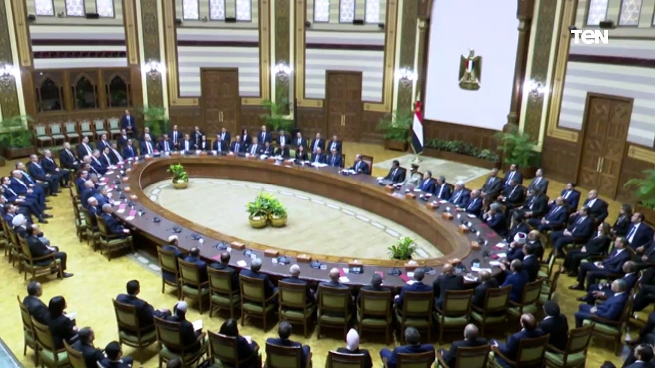 السيد الرئيس يجتمع مع رئيس مجلس الوزراء والسادة الوزراء الجدد والمحافظين ونواب الوزراء والمحافظين