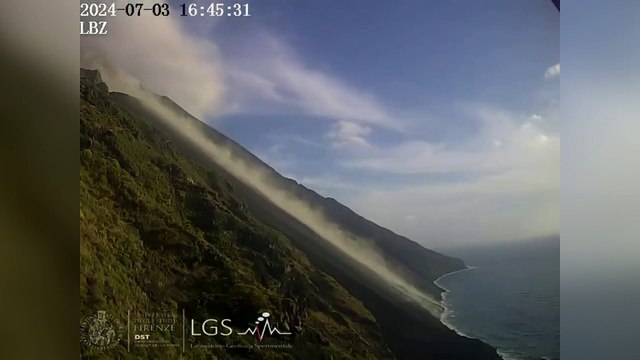 Il risveglio dello Stromboli, la nube di cenere e la lava che arriva fino al mare: il video