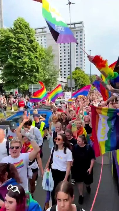 DODAJE JESZCZE RAZ DLA TYCH CO NIE MAJĄ GŁOSU -(  MIŁOŚĆ RÓWNOŚĆ AKCEPTACJA! Tak jak obiecałam wc...hii) pierwsza Parada w życiu i powiem Wam, że już zaczynam żałować, że nie byłam na poprzednich  PIERWSZA PARADA I