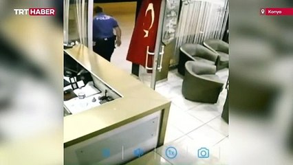 Polis memurunun bayrak hassasiyeti takdir topladı