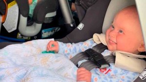 母親は車の中で赤ちゃんが泣かないための完璧なトリックで話題に