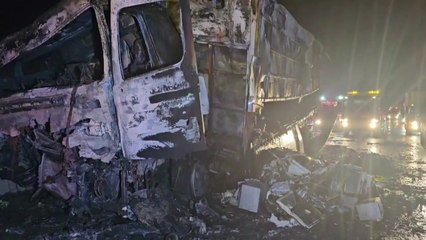 호남고속도로 가드레일 들이받은 18톤 화물차에서 불 / YTN