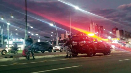 Pelotão de Choque faz abordagem a veículo suspeito na Avenida Brasil