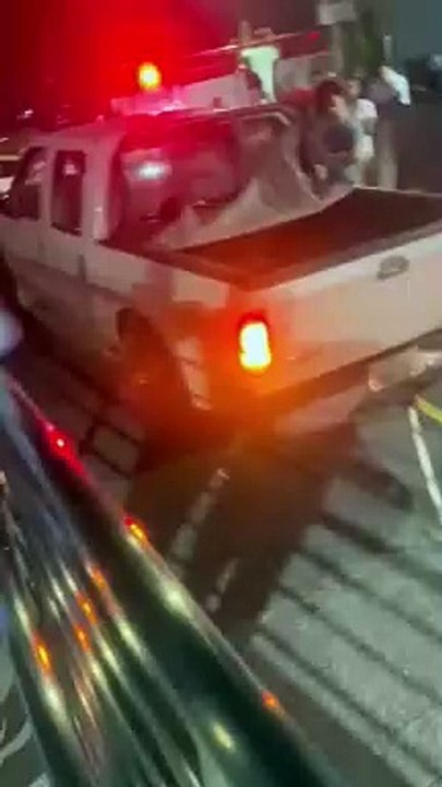 Motorista perde controle da direção e colide em rampa de acesso de estacionamento de supermercado em Salvador