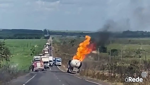 Impressionante: veja o momento em que caminhão-tanque carregado com gás de cozinha explode