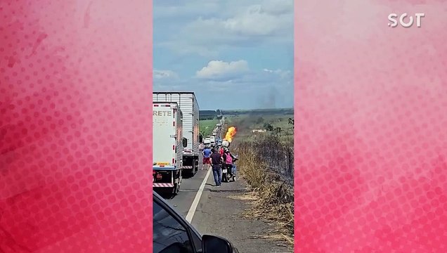 Explosão de caminhão-tanque na BR-010 deixa três jornalistas feridos