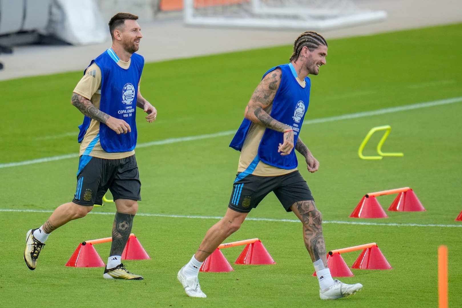 Leo Messi ya entrena con sus compaeros, pero Scaloni no da pistas si juega ante Ecuador