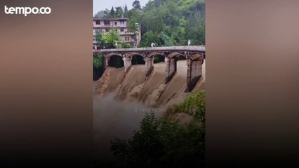 Tải video: 250 Ribu Warga China Dievakuasi Akibat Banjir, Diprediksi Hujan Badai Hingga Jumat