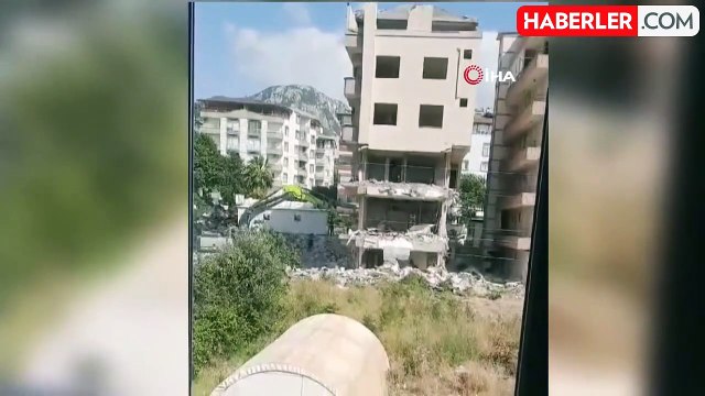 Yıkımı gerçekleştirilen 6 katlı bina yandaki az hasarlı binanın üzerine devrildi