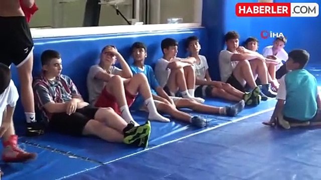 Dedesi ve abisine özenerek güreşe başladı, şimdi hedefi dünya şampiyonluğu
