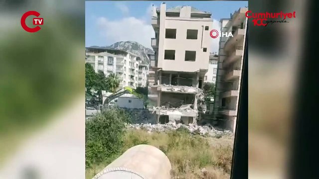 Yıkımı gerçekleştirilen 6 katlı bina yanındaki az hasarlı binanın üzerine devrildi