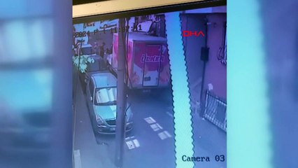 Ters yönde giden kamyon eve çarptı, balkon yıkıldı