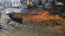 दिल्ली के संगम विहार में जरा सी बारिश के बाद गड्ढों में तब्दील हुई सड़क, राहगीरों की मुसीबत बढ़ी