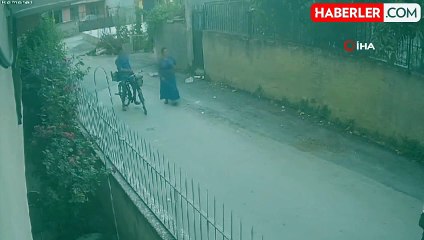 Kolyesini çalmak istediği kadından dayak yedi... O anlar kamerada