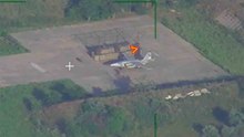 ビデオは24時間以内にウクライナの飛行場への3回目の攻撃でSU-25戦闘機が破壊される様子を示しています