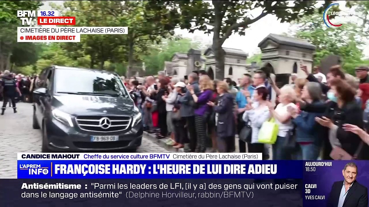 Sylvie Duval reçoit des fleurs des badauds le jour des obsèques de Françoise Hardy